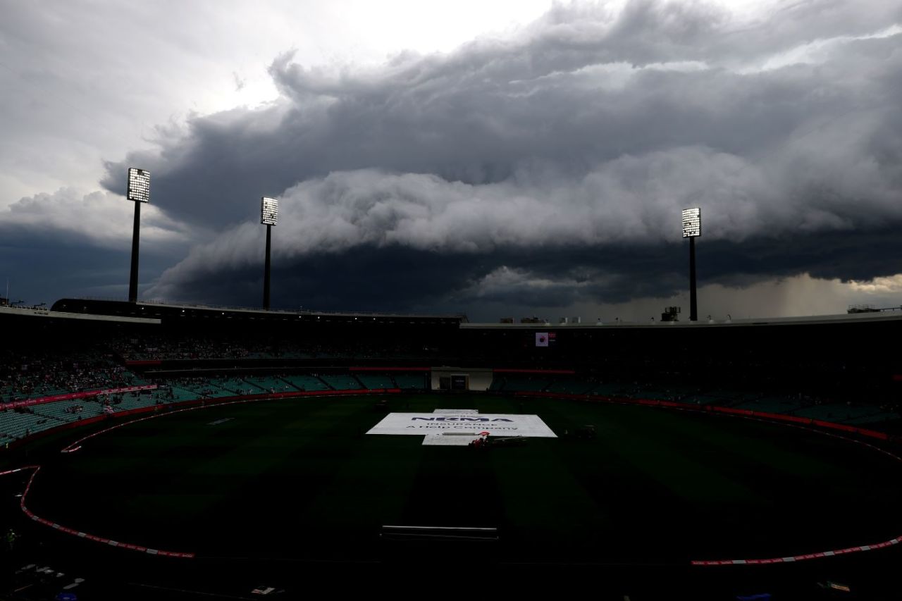 Rain and bad light stopped play at the SCG, Australia vs England, 5th Test, Sydney, January 4, 2025