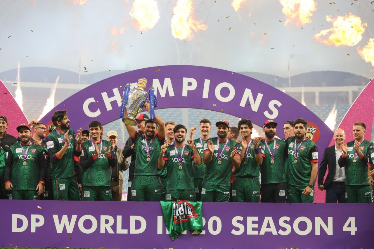 The victorious Desert Vipers team hold the trophy aloft, Desert Vipers vs MI Emirates, ILT20, final, Dubai, January 4, 2026