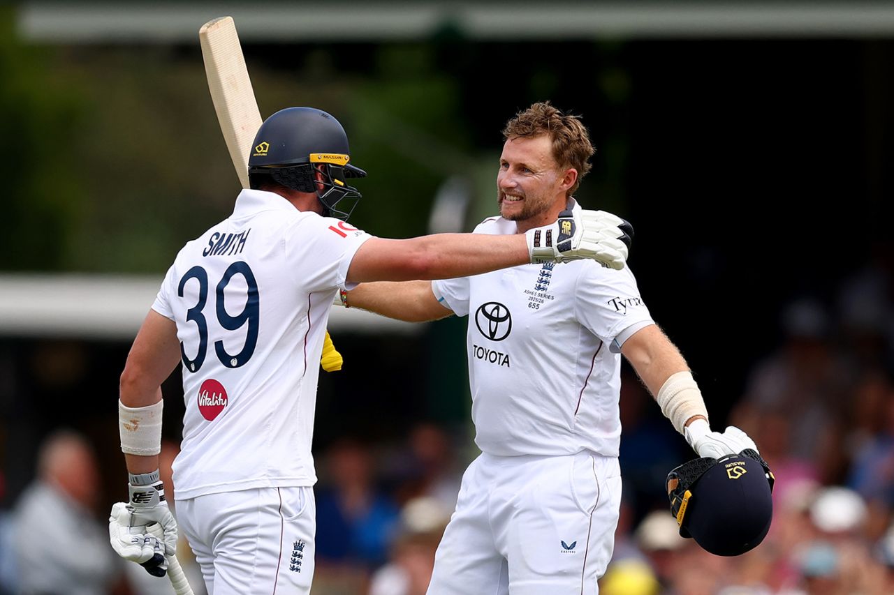 Joe Root gets a hug from Jamie Smith, Australia vs England, 5th Test, Sydney, January 5, 2025