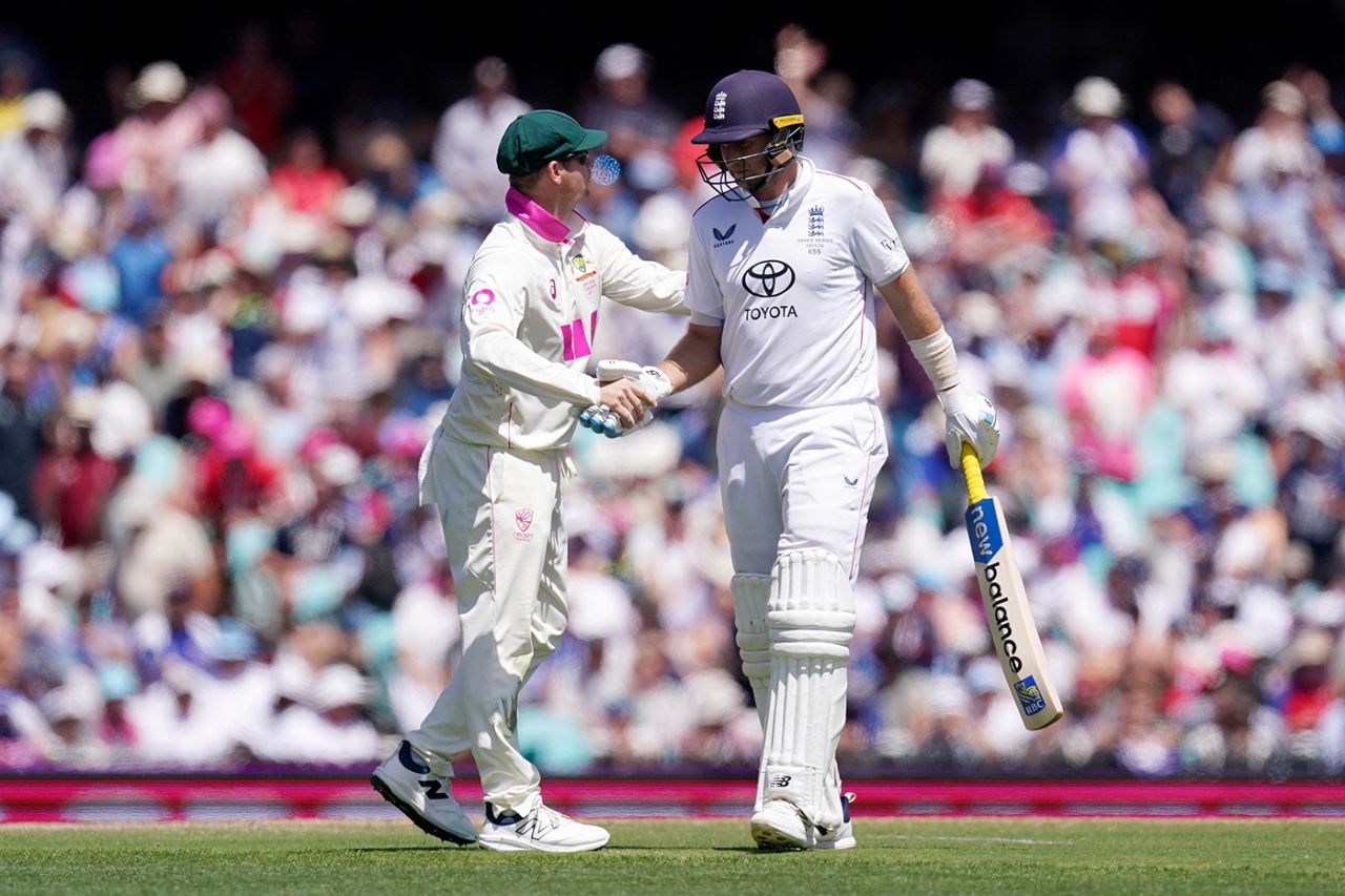 Joe Root gets a handshake from Steven Smith after being dismissed, Australia vs England, 5th Test, Sydney, January 5, 2025