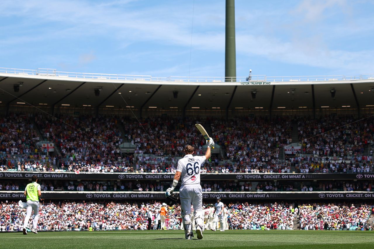 Joe Root salutes the crowd after making 160, Australia vs England, 5th Test, Sydney, January 5, 2025