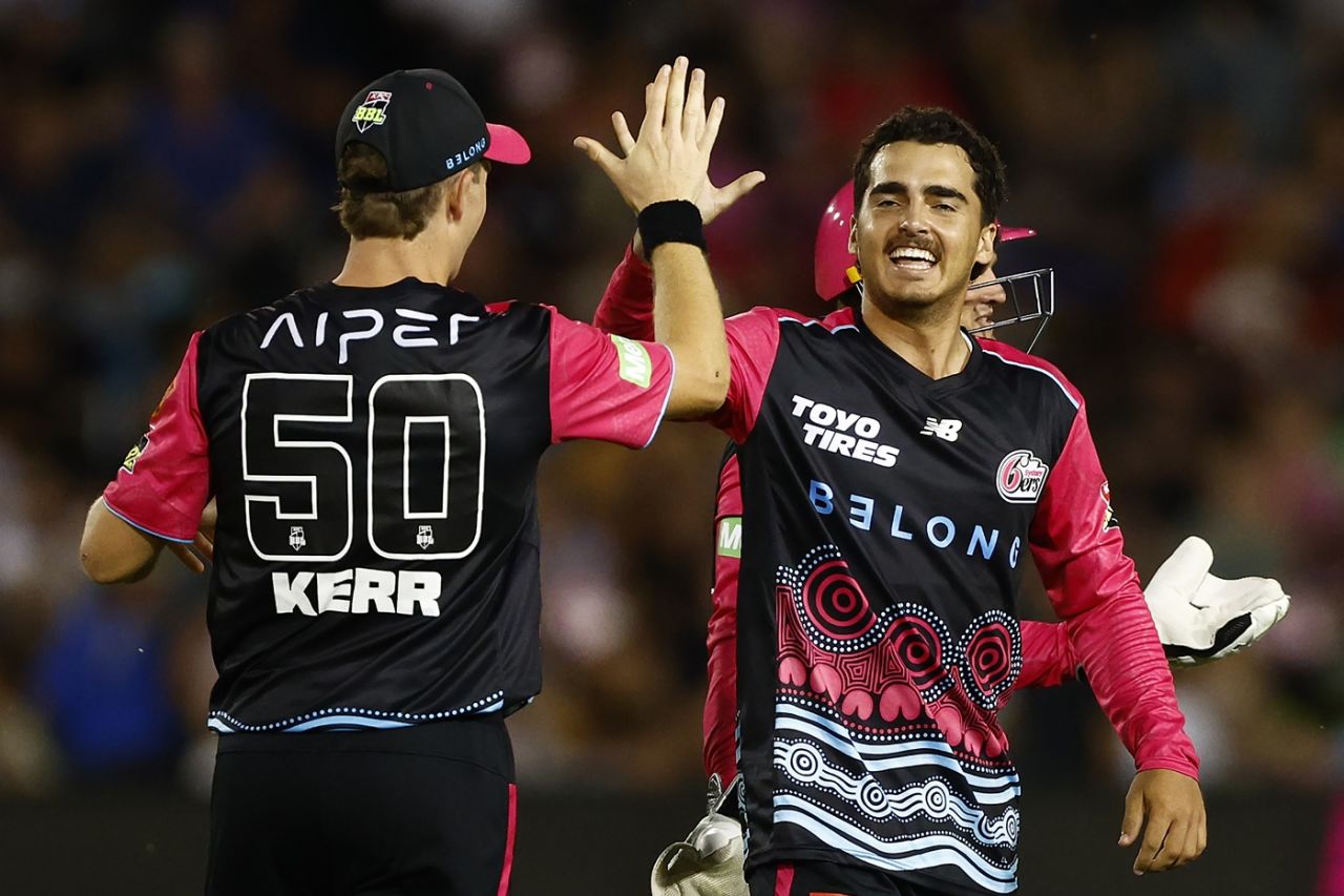 Joel Davies and Hayden Kerr celebrate Matt Kuhnemann's wicket, Sydney Sixers vs Brisbane Heat, Coffs Harbour, BBL, January 5, 2026