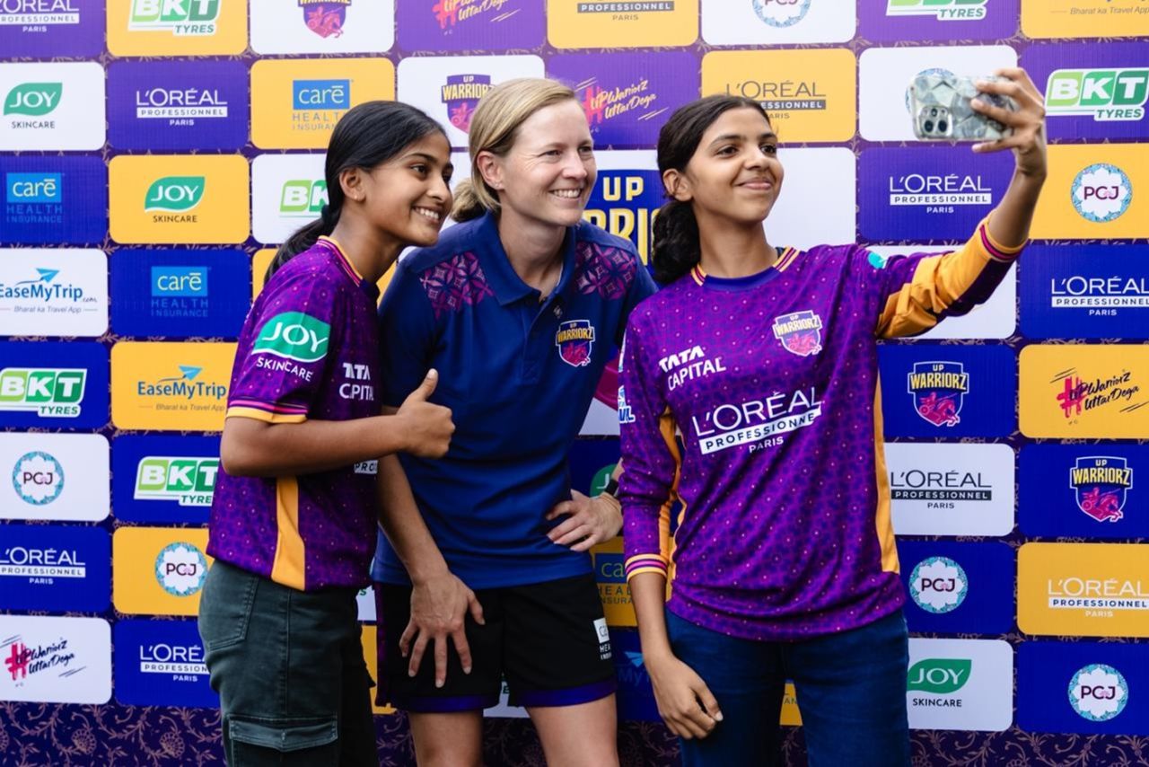 Meg Lanning poses with young UP Warriorz fans, Navi Mumbai, January 1, 2026