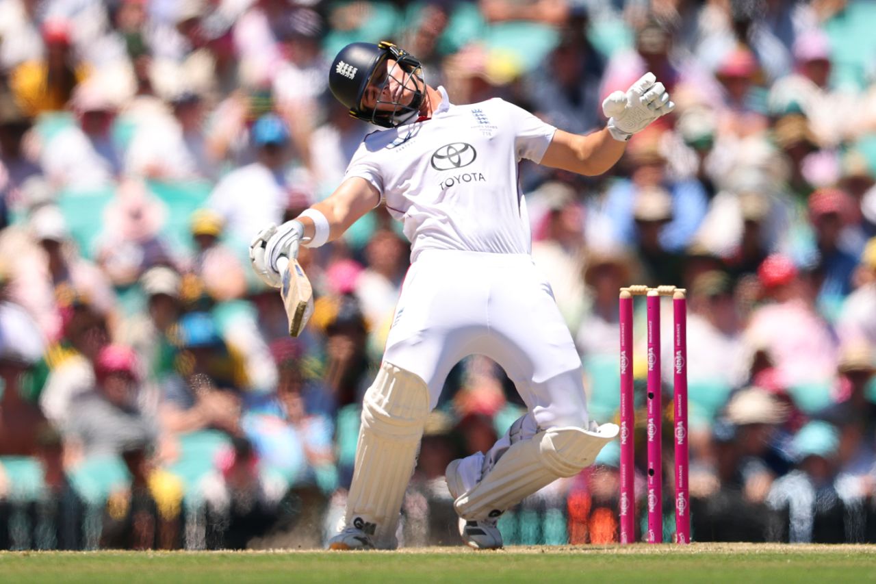 Jacob Bethell was pinned on the helmet by a brutal Cameron Green bouncer, Australia vs England, 5th Test, Sydney, January 7, 2025