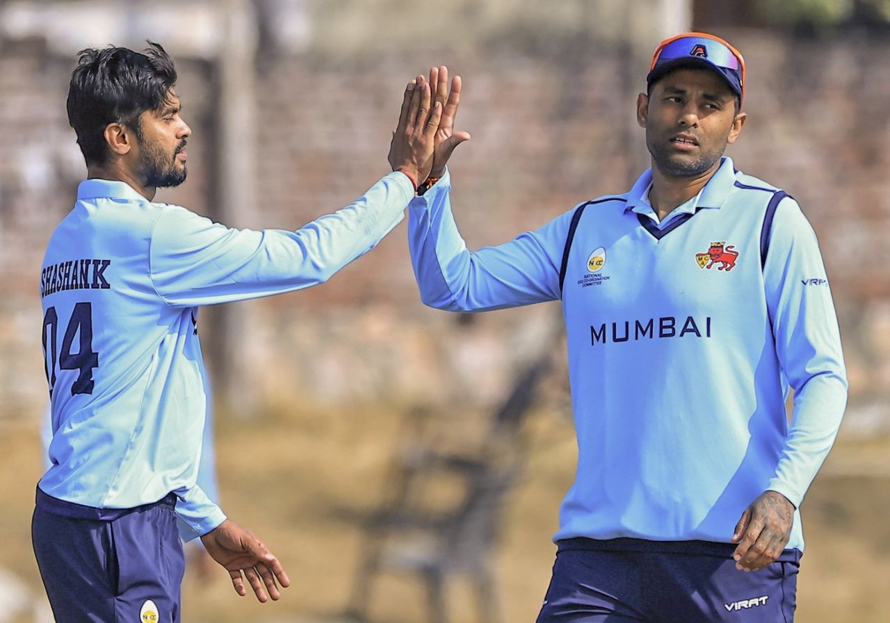 Shashank Attarde celebrates a wicket with Suryakumar Yadav, Mumbai vs Punjab, Vijay Hazare Trophy 2025-26, Jaipur, January 8, 2026