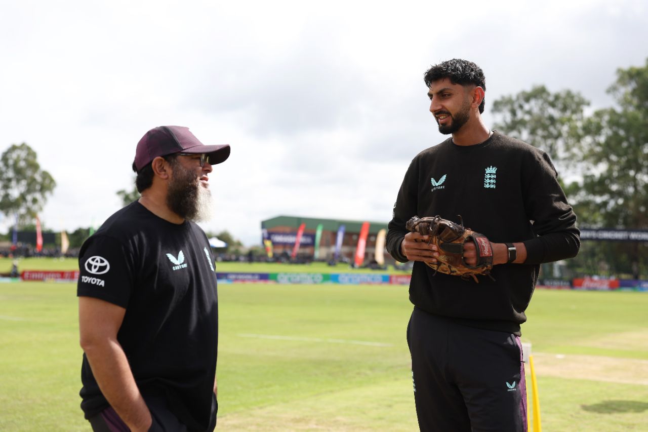 Mushtaq Ahmed and Shoaib Bashir at a training session in Zimbabwe, January 16, 2026