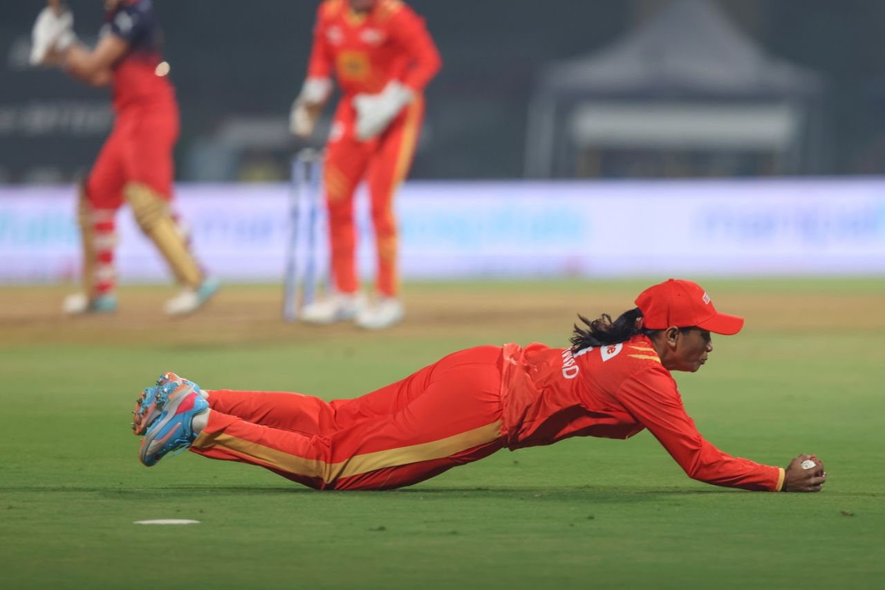 Rajeshwari Gayakwad takes a diving catch to dismiss Smriti Mandhana, Gujarat Giants vs Royal Challengers Bengaluru, WPL, Navi Mumbai, January 16, 2026