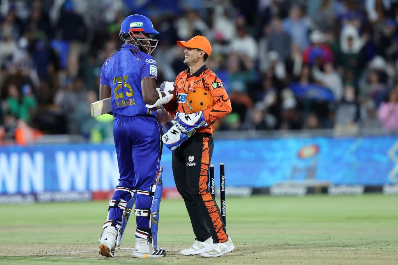 Kagiso Rabada and Quinton de Kock caught up during the game, MI Cape Town vs Sunrisers Eastern Cape, SA20 2026, Cape Town, January 16, 2026