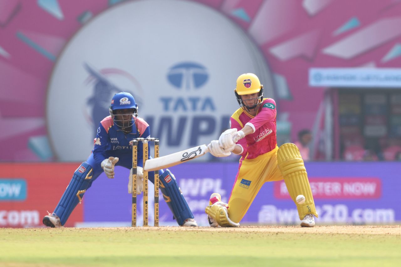 That's not a right hander, it's just Phoebe Litchfield playing an orthodox switch hit, Mumbai Indians vs UP Warriorz, WPL 2026, Navi Mumbai, January 17, 2026