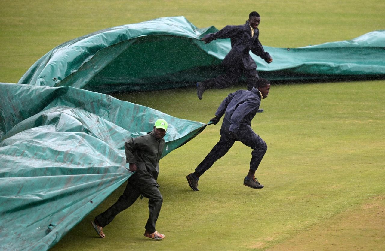The ground-staff were kept busy by the rain, Bangladesh U-19 vs India U-19, Men's Under-19 World Cup, Bulawayo, January 17, 2026