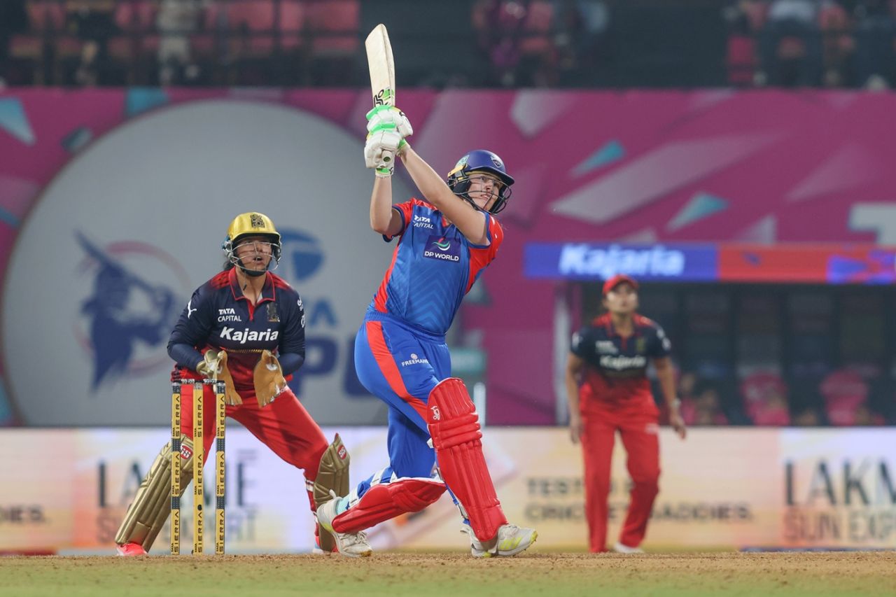 Lucy Hamilton hit Shreyanka Patil for two sixes, Delhi Capitals vs Royal Challengers Bengaluru, WPL, DY Patil Stadium, January 17, 2026