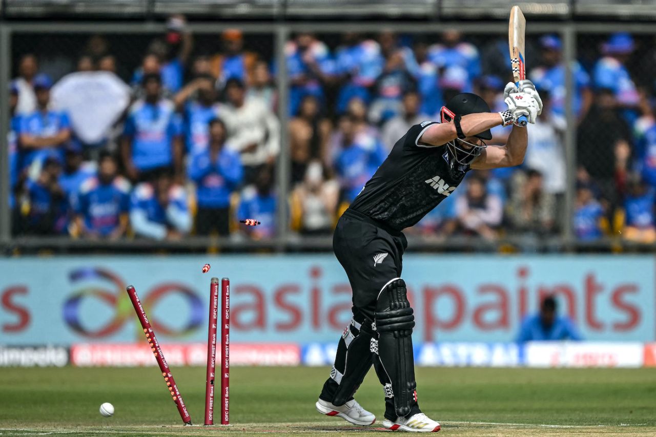 Henry Nicholls chopped on after getting caught between playing and leaving, India vs New Zealand, 3rd ODI, Indore, January 18, 2026