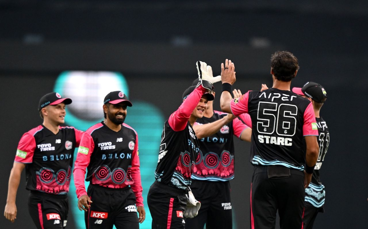 Mitchell Starc removed Jack Wildermuth in the first over, Brisbane Heat vs Sydney Sixers, BBL, Brisbane, December 18, 2025