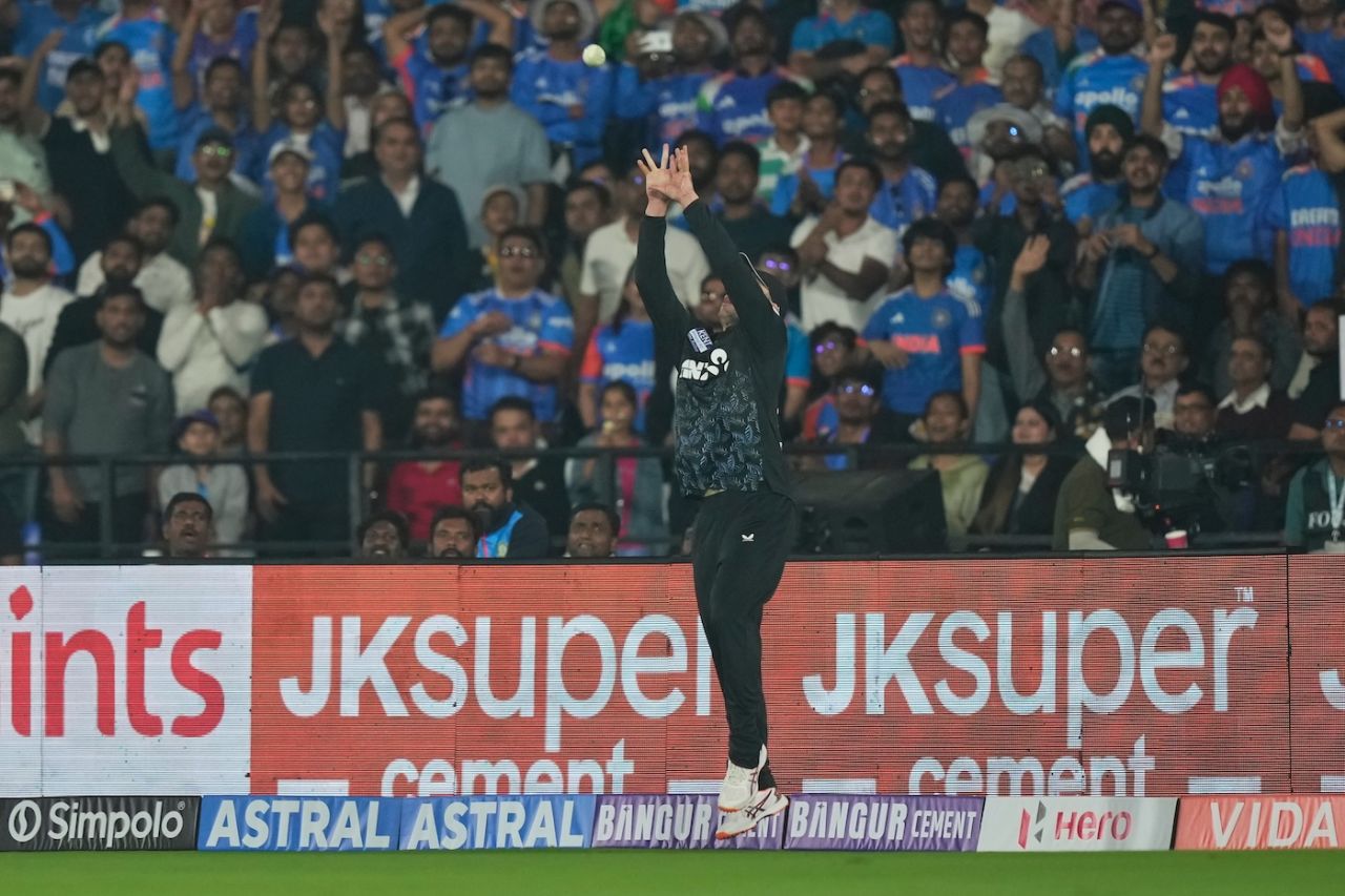 Mark Chapman timed his jump nicely for a catch, India vs New Zealand, 1st T20I, Nagpur, January 21, 2026
