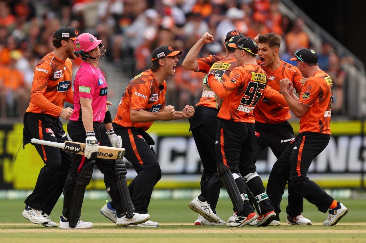 Aaron Hardie and Perth Scorchers celebrate the wicket of Steven Smith via DRS, Perth Scorchers vs Sydney Sixers, BBL, Final, Optus Stadium, January 25, 2026