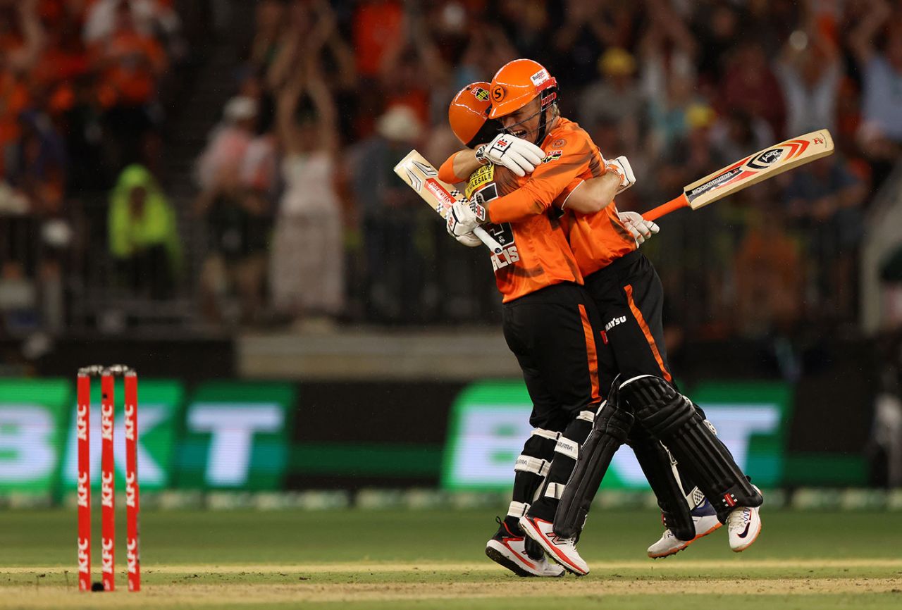 Josh Inglis and Cooper Connolly embrace as the winning runs are scored, Perth Scorchers vs Sydney Sixers, BBL, Final, Optus Stadium, January 25, 2026