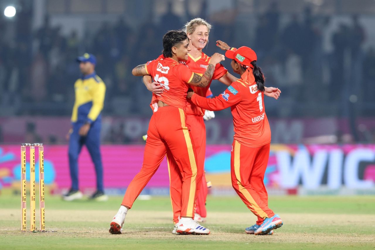 Kashvee Gautam and Rajeshwari Gayakwad hug Sophie Devine, Gujarat Giants vs Delhi Capitals, Vadodara, WPL, January 27, 2026