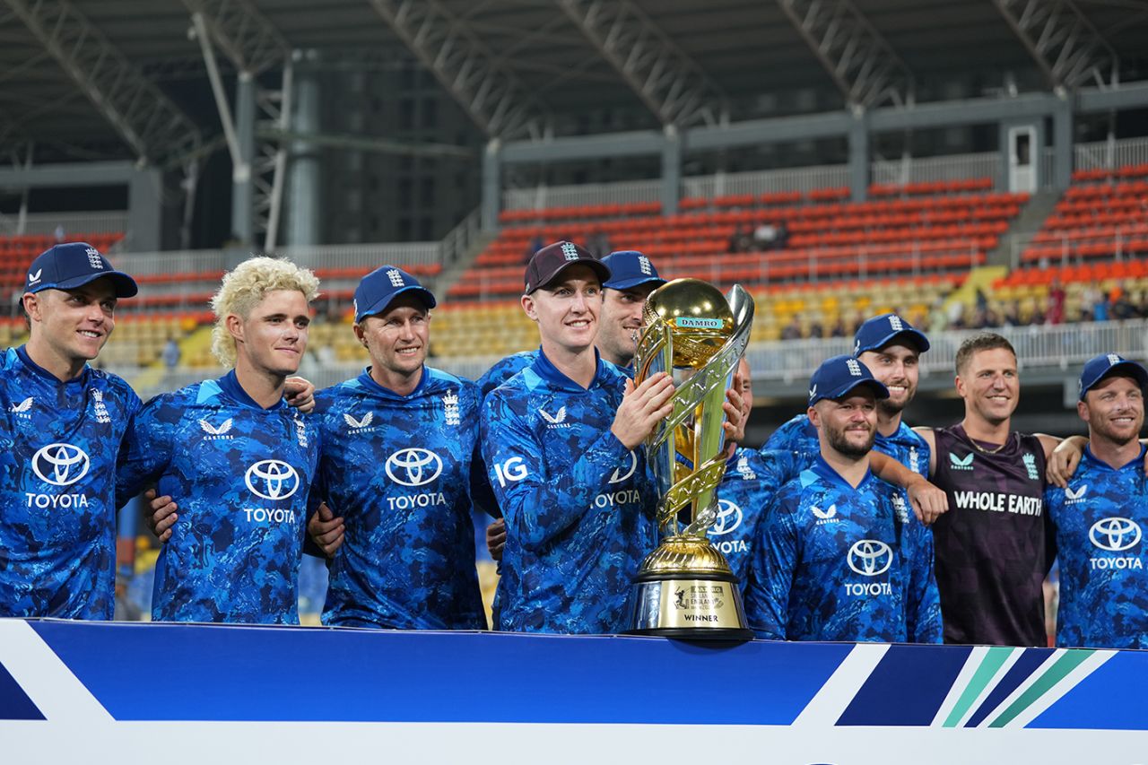 Harry Brook and his team-mates pose with the series trophy, Sri Lanka vs England, 3rd ODI, Colombo, January 27, 2026