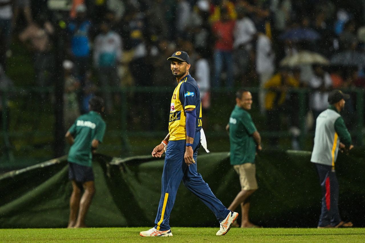 Dasun Shanaka looks forlorn as the rain returns in Pallekele, 1st men's T20I, Sri Lanka vs England, Pallekele International Cricket Stadium, January 30, 2026
