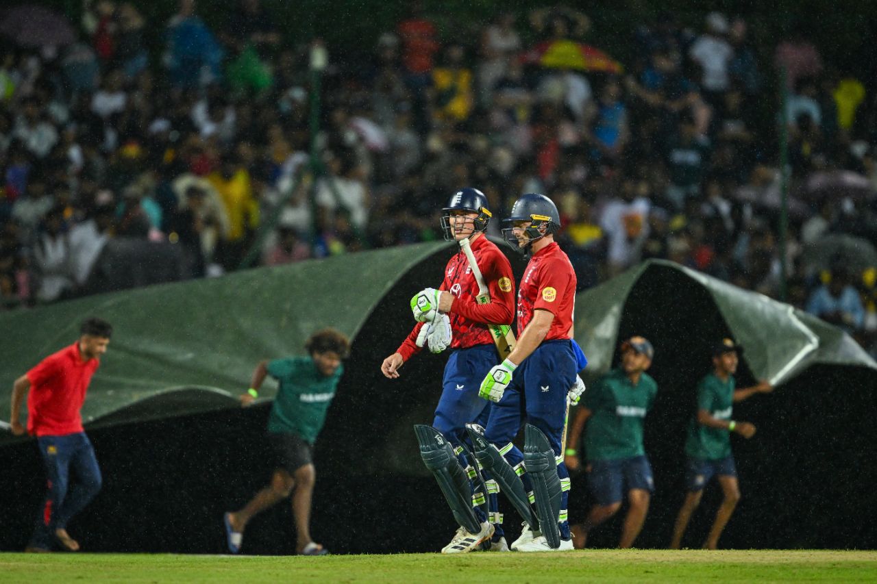 Jos Buttler and Tom Banton leave the field as the rain arrives, Sri Lanka vs England, 2ns T20I, Pallekele, February 1, 2026