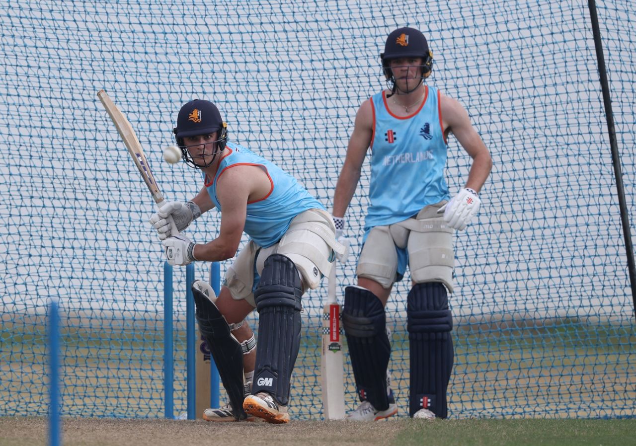 Zach Lion-Cachet goes big as Bad de Leede looks on, T20 World Cup 2026, Colombo, February 2, 2026