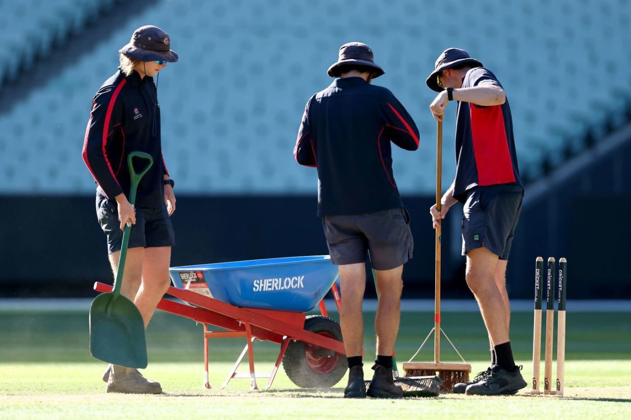 MCG groundstaff work on the pitch, Victoria vs Queensland, Sheffield Shield, MCG, February 5, 2026