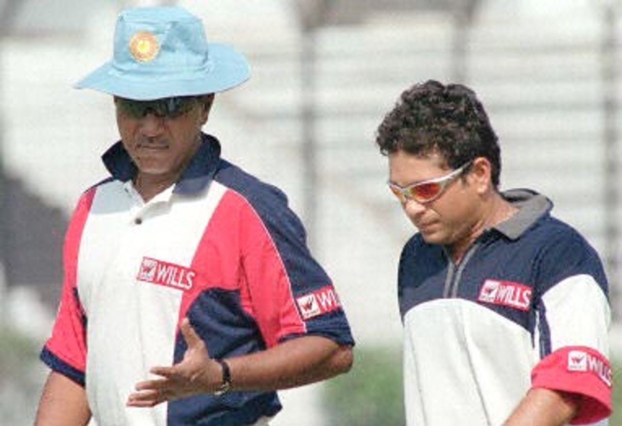 Indian cricket star Sachin Tendulker (R) listens to team coach Anshuman Geakwad during a practice session at Bangabandhu National Stadium, 08 November 2000, in Dhaka. India will play a maiden test against Bangladesh from 10 to 14 November 2000.