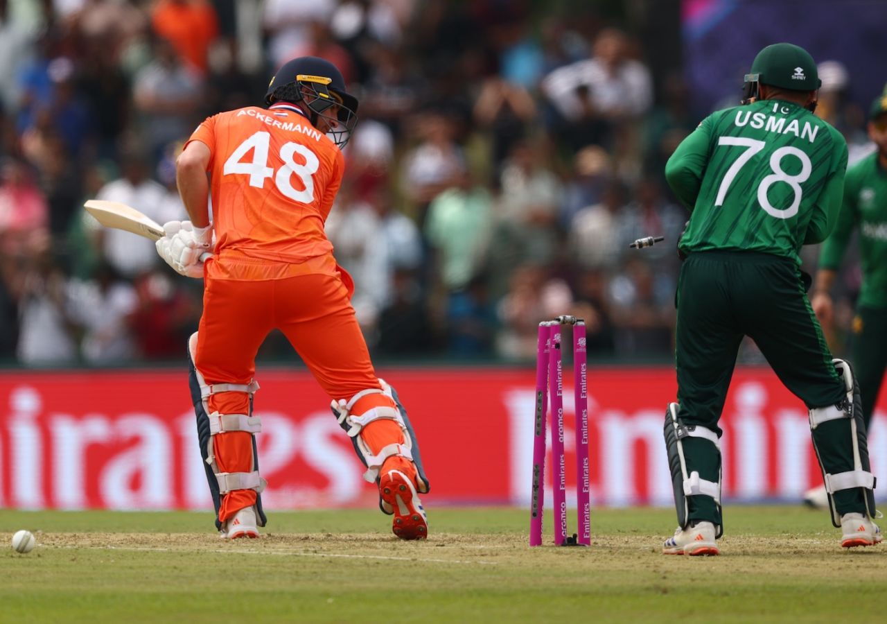 Colin Ackermann loses his stumps to Abrar Ahmed, Netherlands vs Pakistan, T20 World Cup, Colombo, February 7, 2026