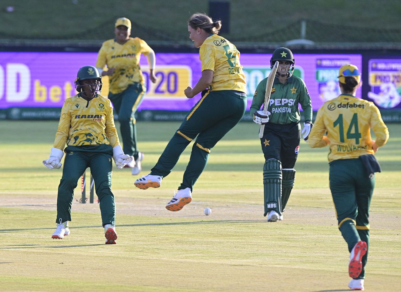 Kayla Reyneke celebrates her maiden international wicket, 1st T20I, South Africa vs Pakistan, Potchefstroom, February 10, 2026
