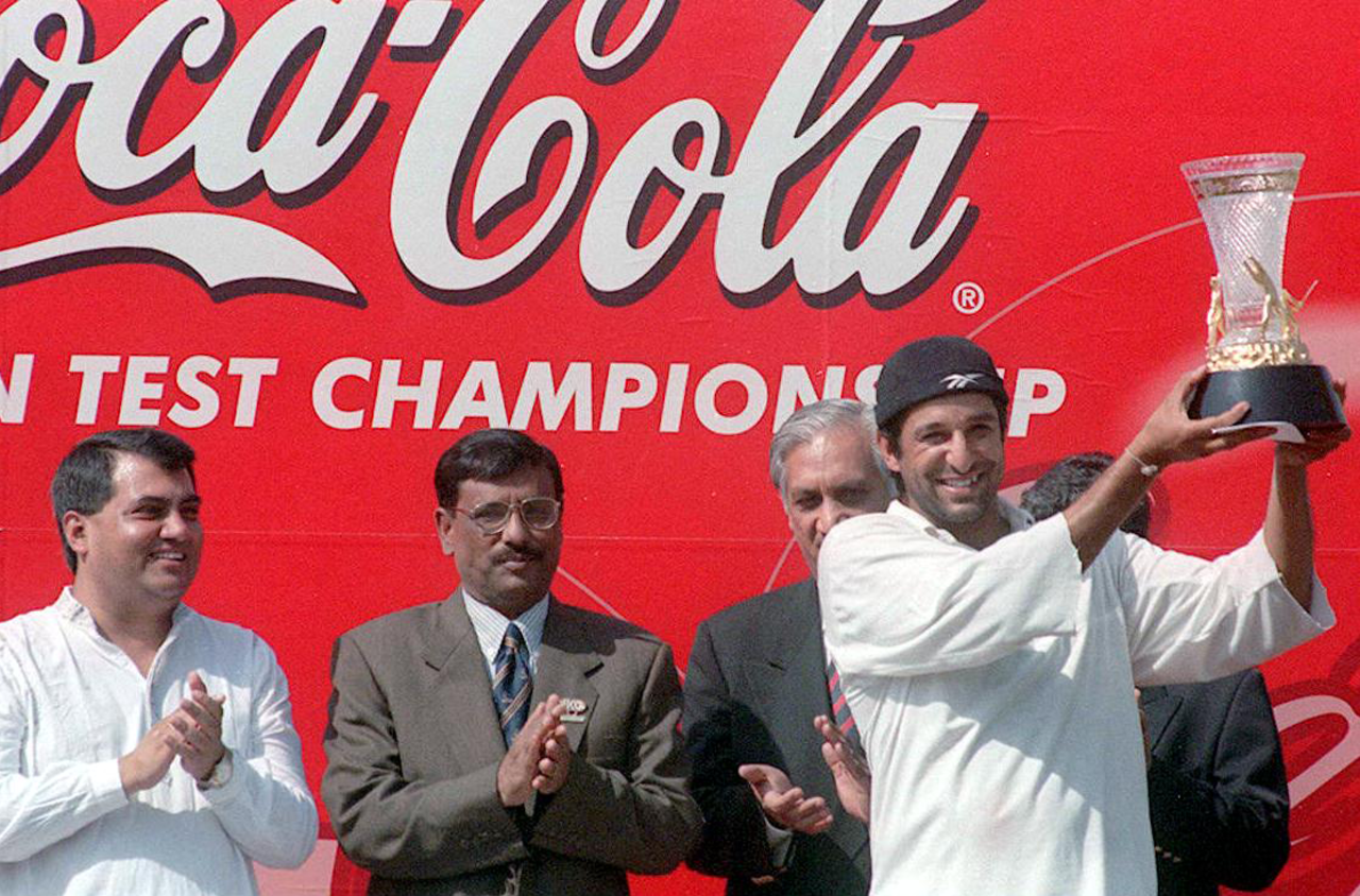 Wasim Akram lifts the Asian Test Championship trophy, Pakistan v Sri Lanka, Asian Test Championship final, 4th day, Dhaka, March 15, 1999