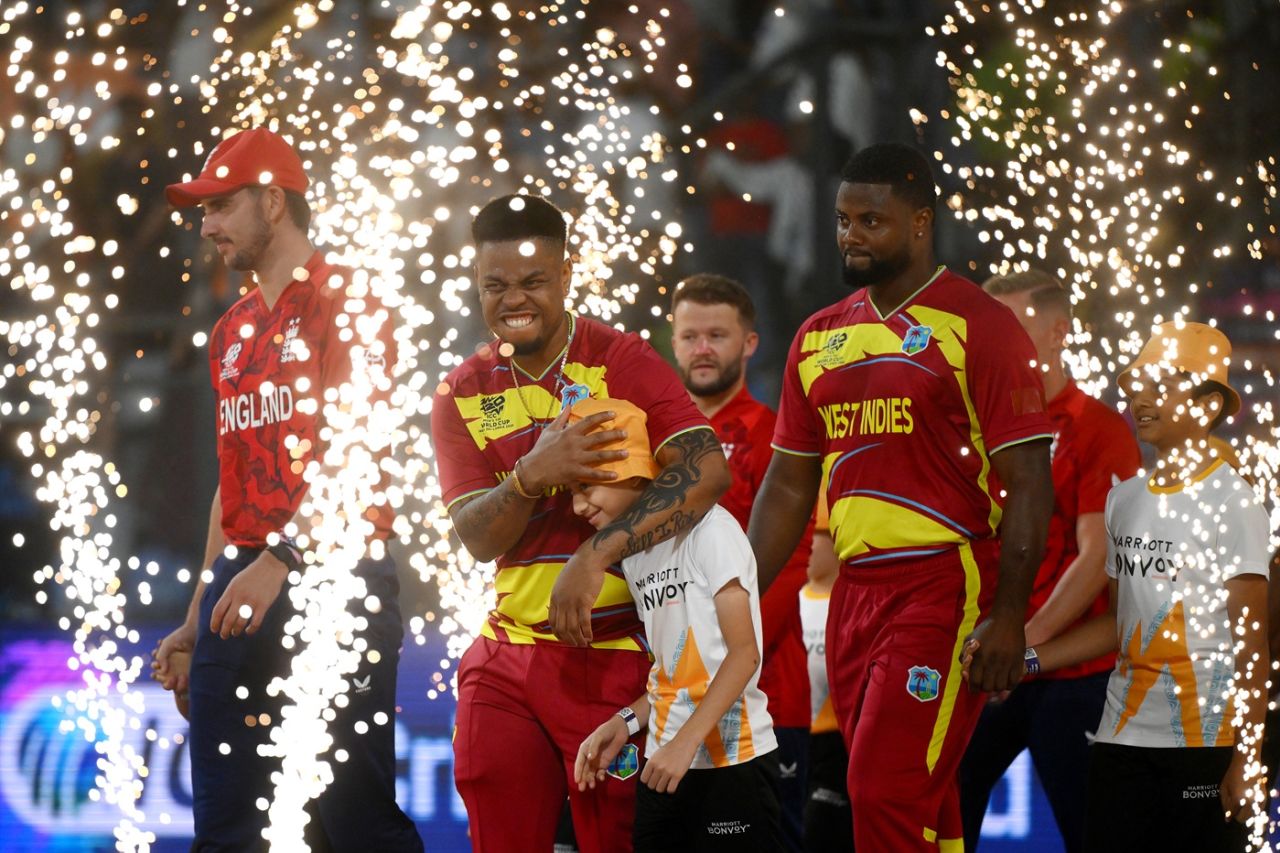 Shimron Hetmyer shares a light moment with a mascot, England vs West Indies, ICC Men's T20 World Cup, Mumbai, February 11, 2026