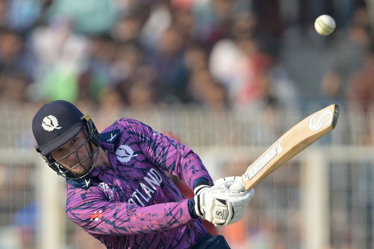 ENG vs SCO: 5 विकेट रहते इंग्लिश टीम ने दी स्कॉटलैंड को मात, सुपर 8 के करीब बढ़ाया एक और कदम 2 Richie Berrington carried the fight for Scotland with 49 off 32, England vs Scotland, T20 World Cup, Group C, Kolkata, February 14, 2026