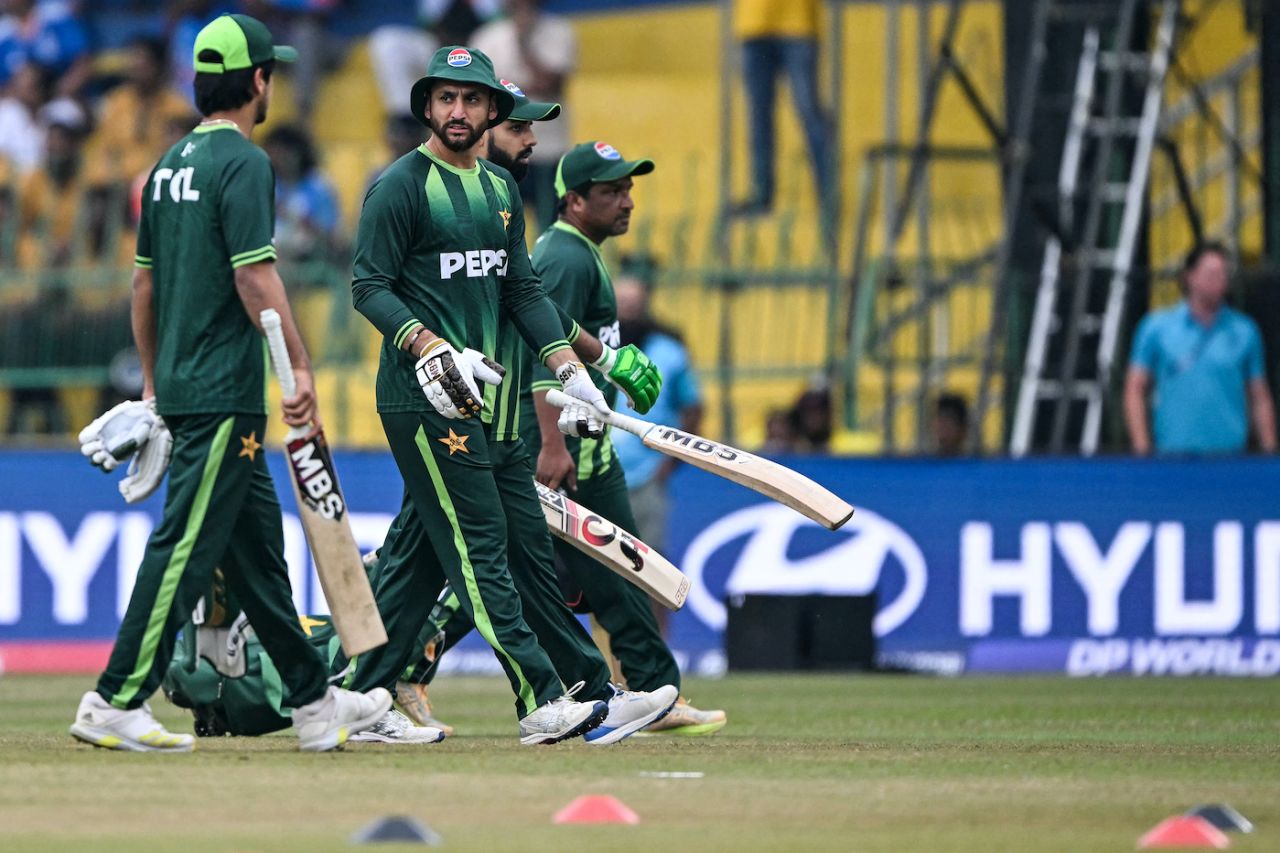 Salman Agha has a chat ahead of the game, India vs Pakistan, T20 World Cup 2026, Group A, Colombo, February 15, 2026