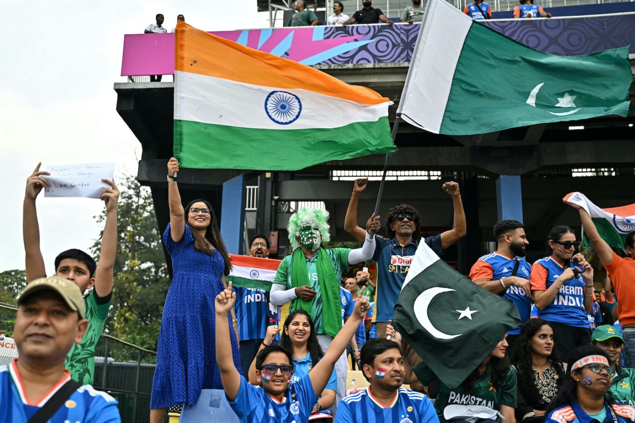 India and Pakistan wave their flags in Colombo, India vs Pakistan, T20 World Cup 2026, Group A, Colombo, February 15, 2026