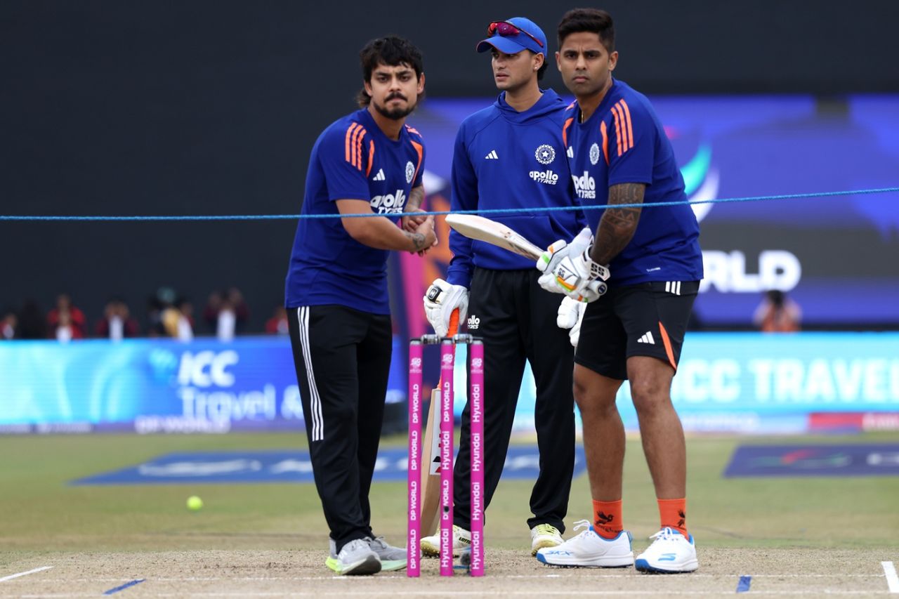 ইশান কিশান, অভিষেক শর্মা এবং সূর্যকুমার যাদব পোজ, ভারত বনাম পাকিস্তান, পুরুষদের টি-টোয়েন্টি বিশ্বকাপ, কলম্বো, 15 ফেব্রুয়ারি, 2026