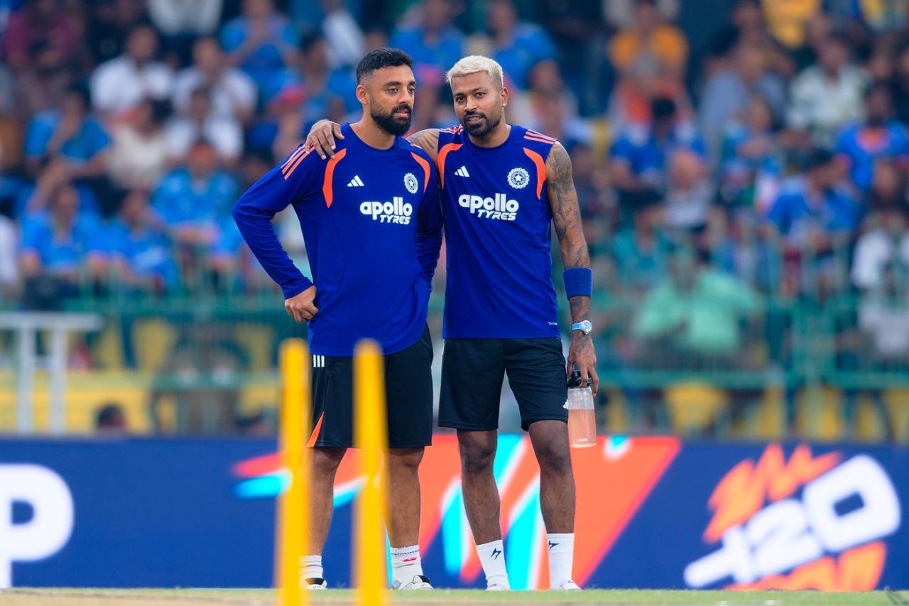 Varun Chakravarthy and Hardik Pandya chat before the match, India vs Pakistan, Men's T20 World Cup, Colombo, February 15, 2026