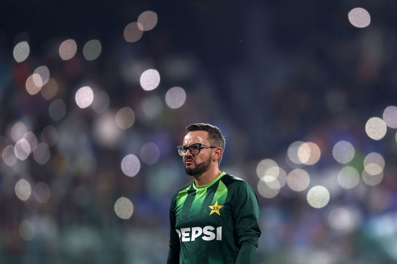 Mike Hesson walks from the field, India vs Pakistan, Men's T20 World Cup, Colombo, February 15, 2026