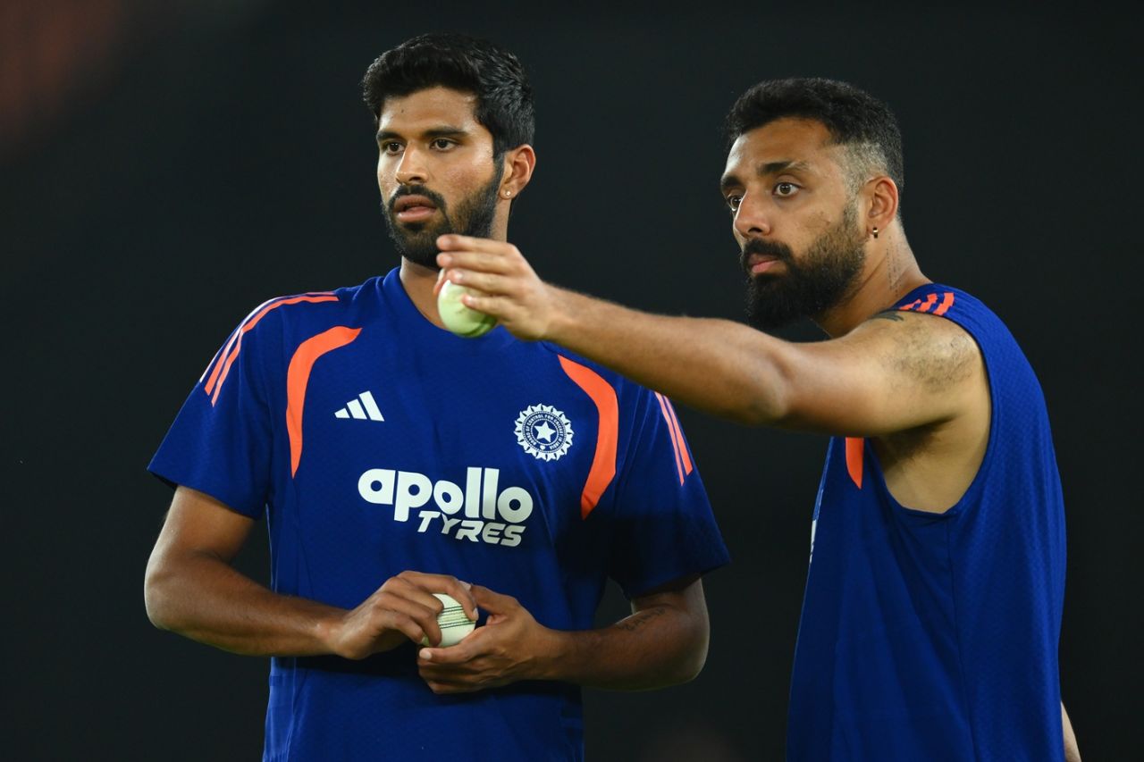 Washington Sundar and Varun Chakravarthy exchange notes, India vs Netherlands, Men's T20 World Cup, Ahmedabad, February 17, 2026