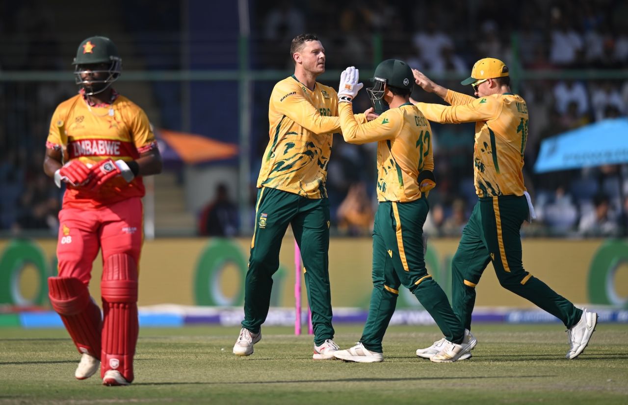 George Linde gets congratulated after getting rid of Dion Myers, South Africa vs Zimbabwe, T20 World Cup Super Eight, Delhi, March 1, 2026