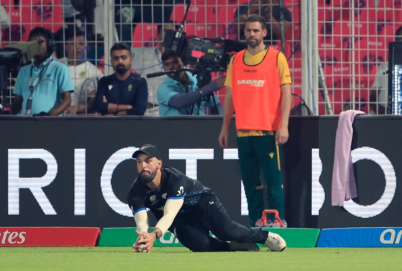 Daryl Mitchell took a low catch at long-on, New Zealand vs South Africa, T20 World Cup, 1st semi-final, Kolkata, March 4, 2026