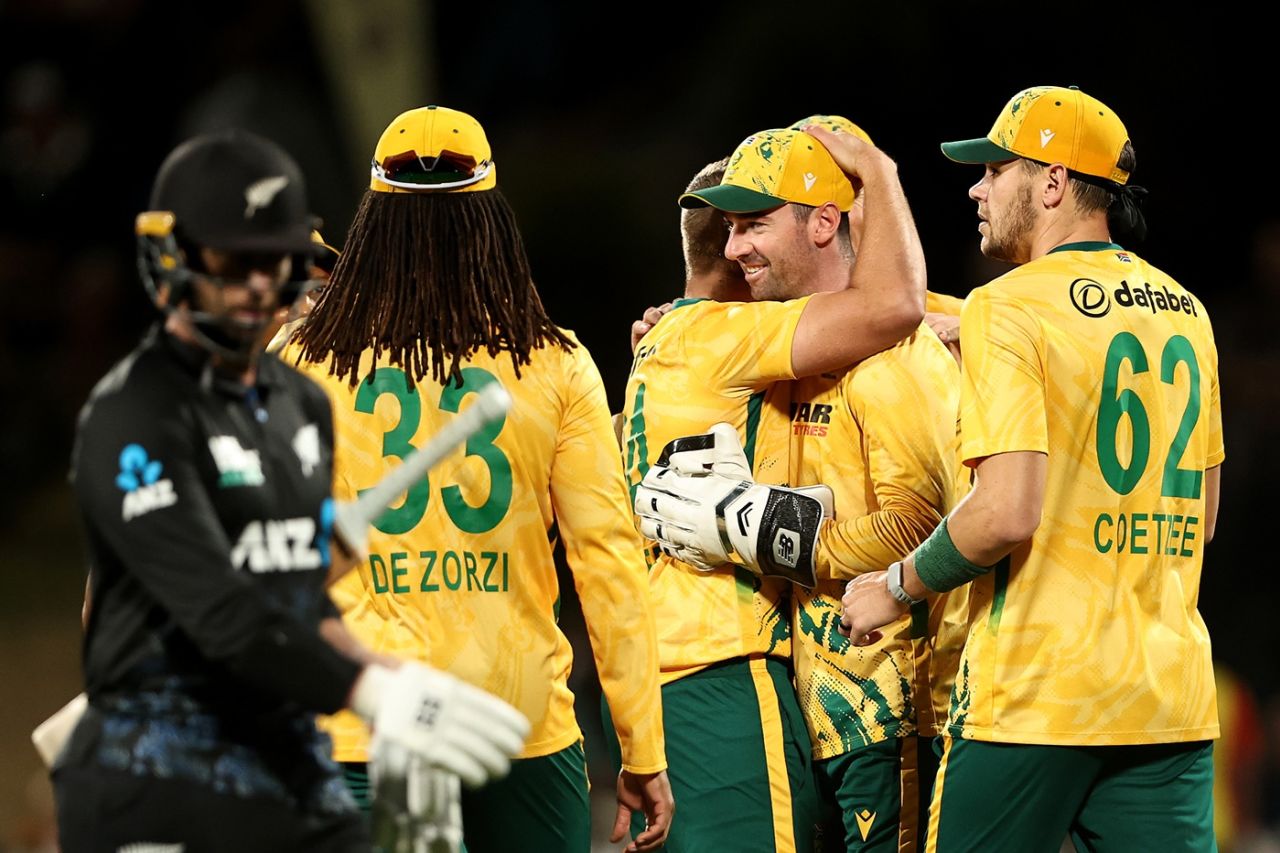 Connor Esterhuizen celebrates Devon Conway's wicket with his team-mates, New Zealand vs South Africa, 2nd T20I, Hamilton, March 17, 2023