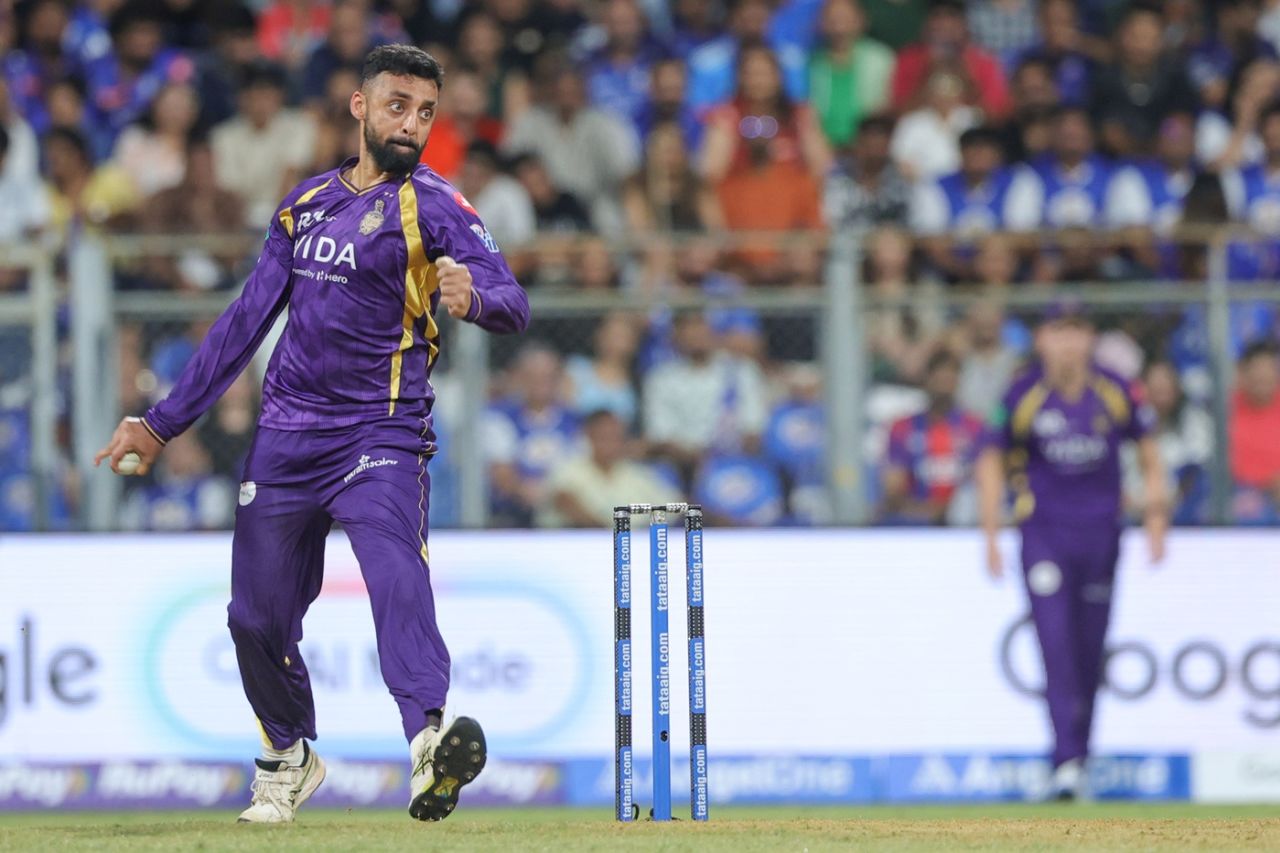 Varun Chakravarthy bowls, Mumbai Indians vs Kolkata Knight Riders, IPL, Mumbai, March 29, 2026