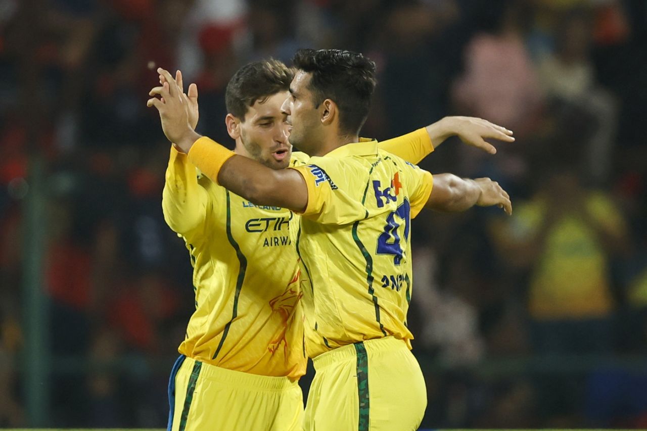 Anshul Kamboj celebrates a wicket with Noor Ahmad, Royal Challengers Bengaluru vs Chennai Super Kings, IPL, Bengaluru, April 5, 2026