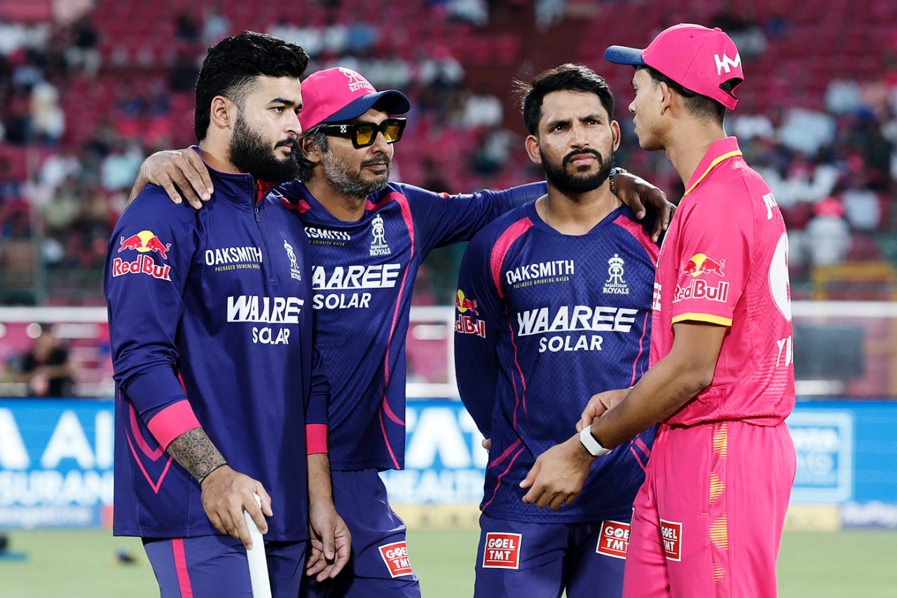 Riyan Parag, Kumar Sangakkara, Dhruv Jurel and Yashasvi Jaiswal have a chat, Rajasthan Royals vs Gujarat Titans, IPL 2026, Jaipur, May 09, 2026