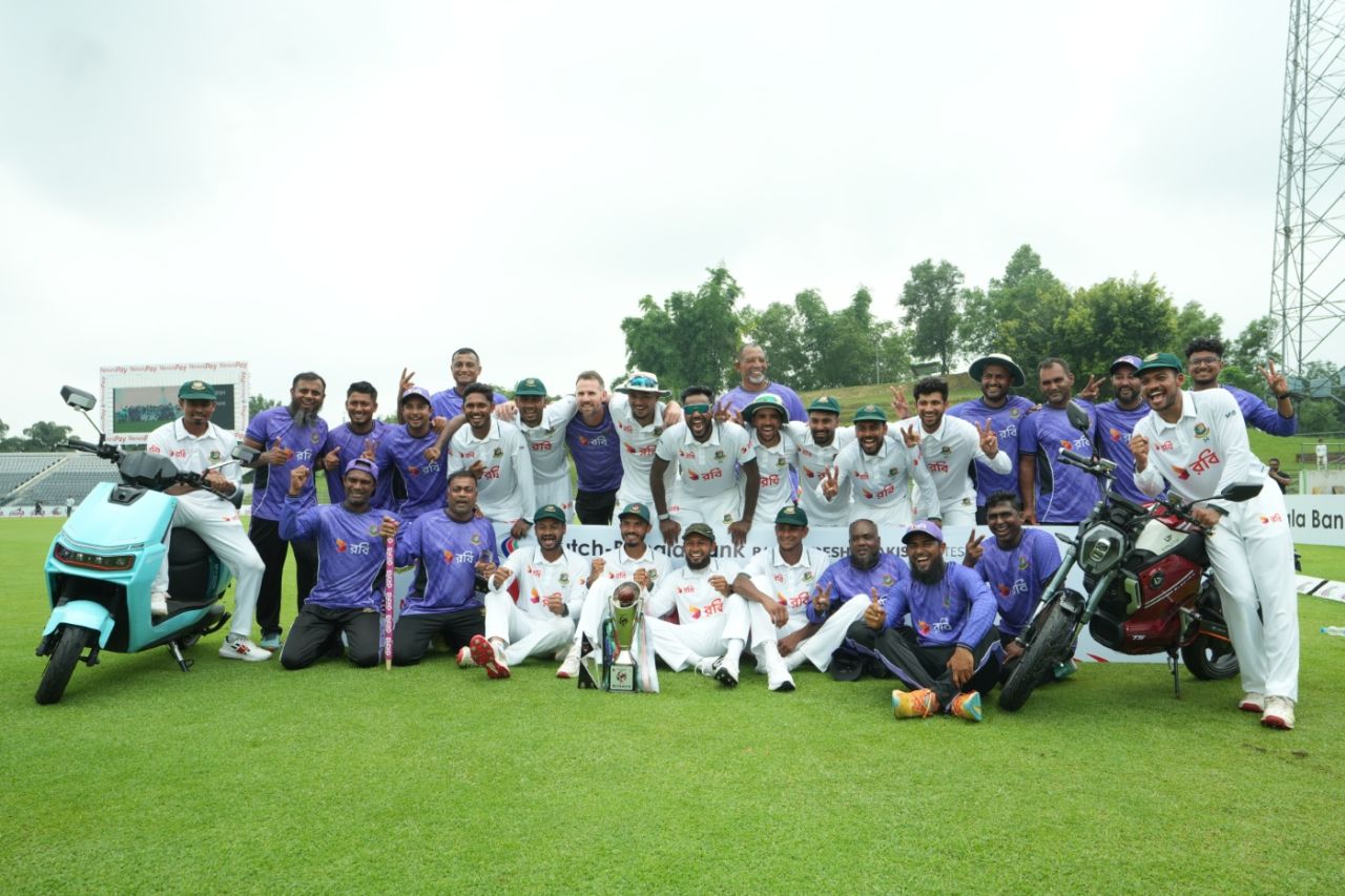 The Bangladesh players pose with the coaching staff after the win, Bangladesh vs Pakistan, 2nd Test, Sylhet, 5th day, May 20, 2026