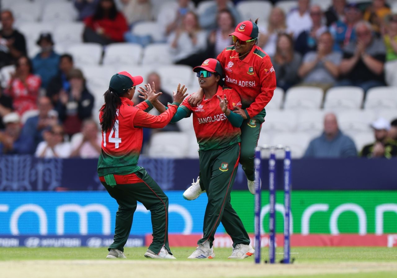 Ritu Moni took a diving catch to dismiss Beth Mooney, Australia vs Bangladesh, Women's T20 World Cup, Headingley, June 17, 2026