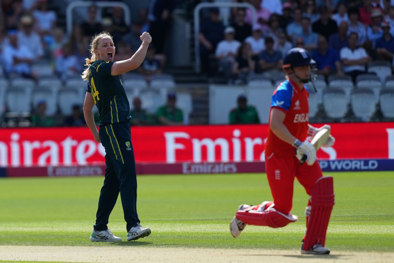 Kim Garth pinned Heather Knight in front, England vs Australia, T20 World Cup final, Lord's, London, July 5, 2026