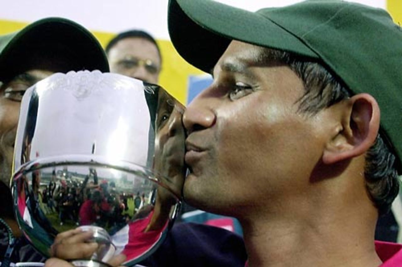 Habibul Bashar kisses the series trophy, Bangladesh v Zimbabwe, 2nd Test, Dhaka, 5th day, January 18, 2005