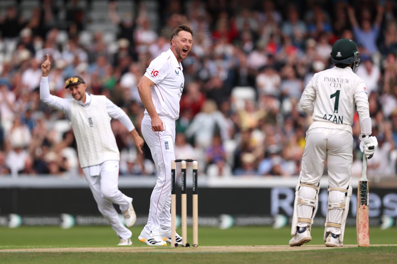 Azan Awais fell first-ball to Ollie Robinson, England vs Pakistan, Headingley, 1st Men's Test, Day 1, August 19, 2026