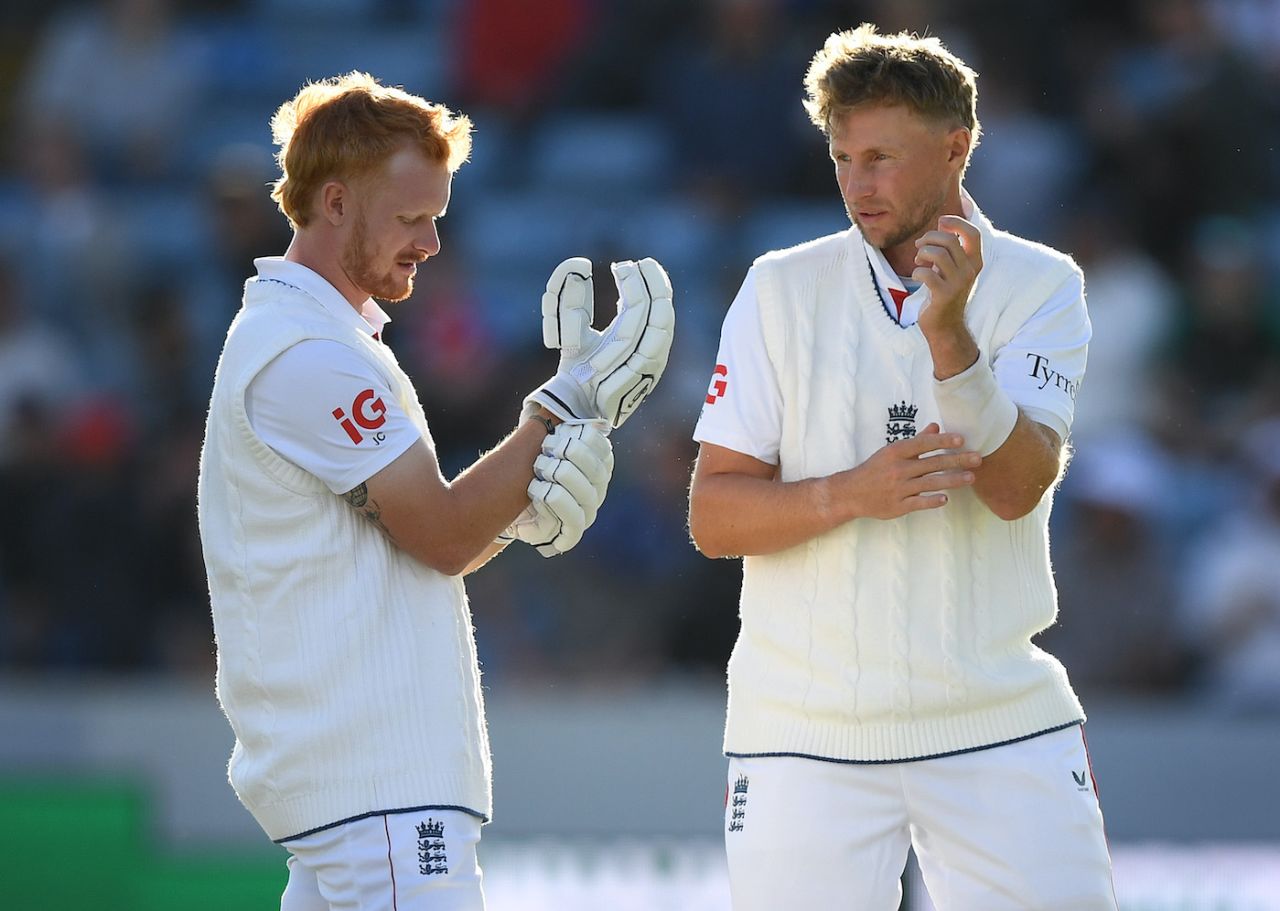 Jordan Cox and Joe Root chugged along after England lost two quickly, England vs Pakistan, Headingley, 1st Men's Test, Day 1, August 19, 2026